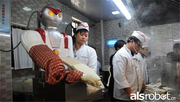 長沙一餐廳雇“奧特曼”機器人削面 